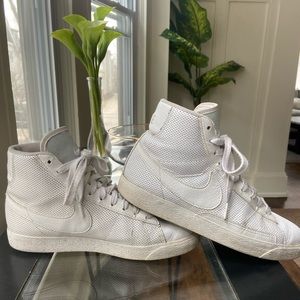 White Nike Blazer